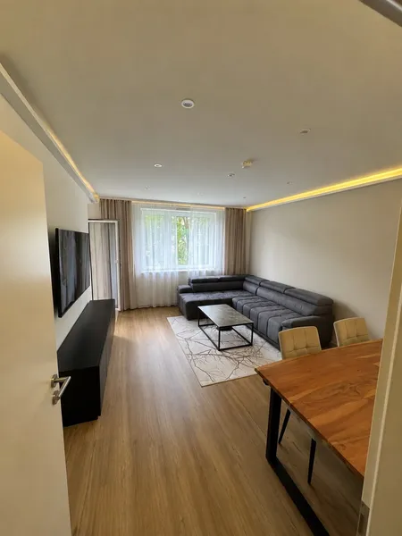 Kernsanierte 2-Zimmer-Wohnung mit 53 m² in Berlin-Neukölln mit Balkon — photo 1